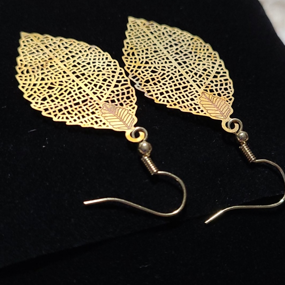 NEW Leaf Earrings Filigree Dangling Feathers Pierced Goldtone Drop Feminine Edge - Picture 4 of 7